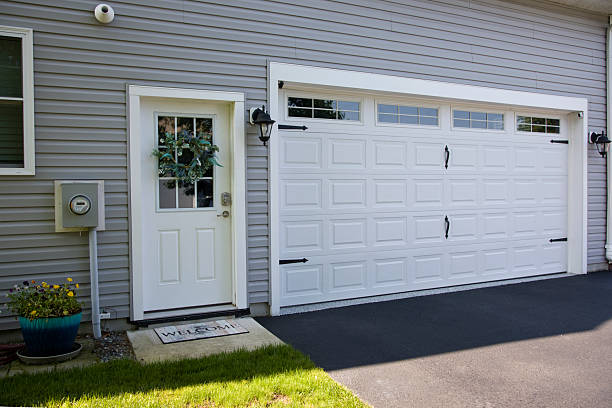 24/7 Emergency Garage Door Panel Replacement experts in Bystrom, CA